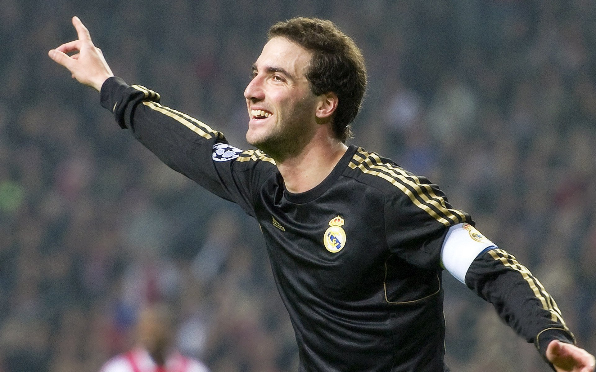 C罗带伤坚持比赛展现队长担当，c罗受的伤